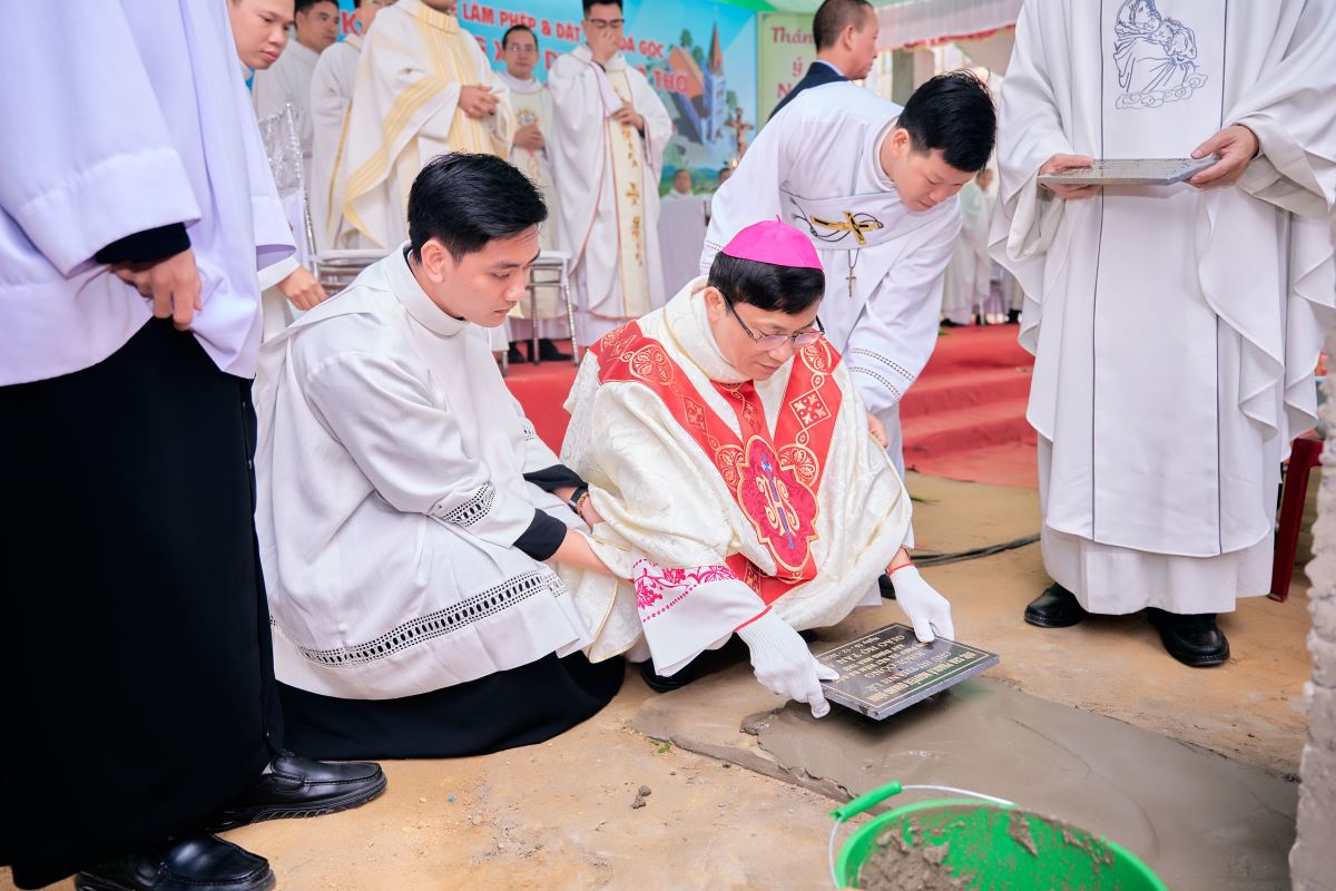 Đức cha làm phép viên đá góc và đặt vào nền móng xây dựng nhà thờ