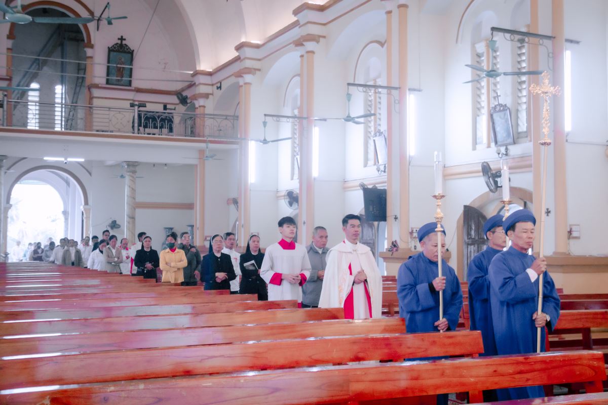 Đoàn hành hương tiến vào Nhà thờ