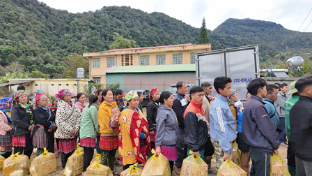 Giáo Xứ Điện Biên: Mang Hơi Ấm Giáng Sinh Đến Với Bà Con H’mông Bản Tà Té