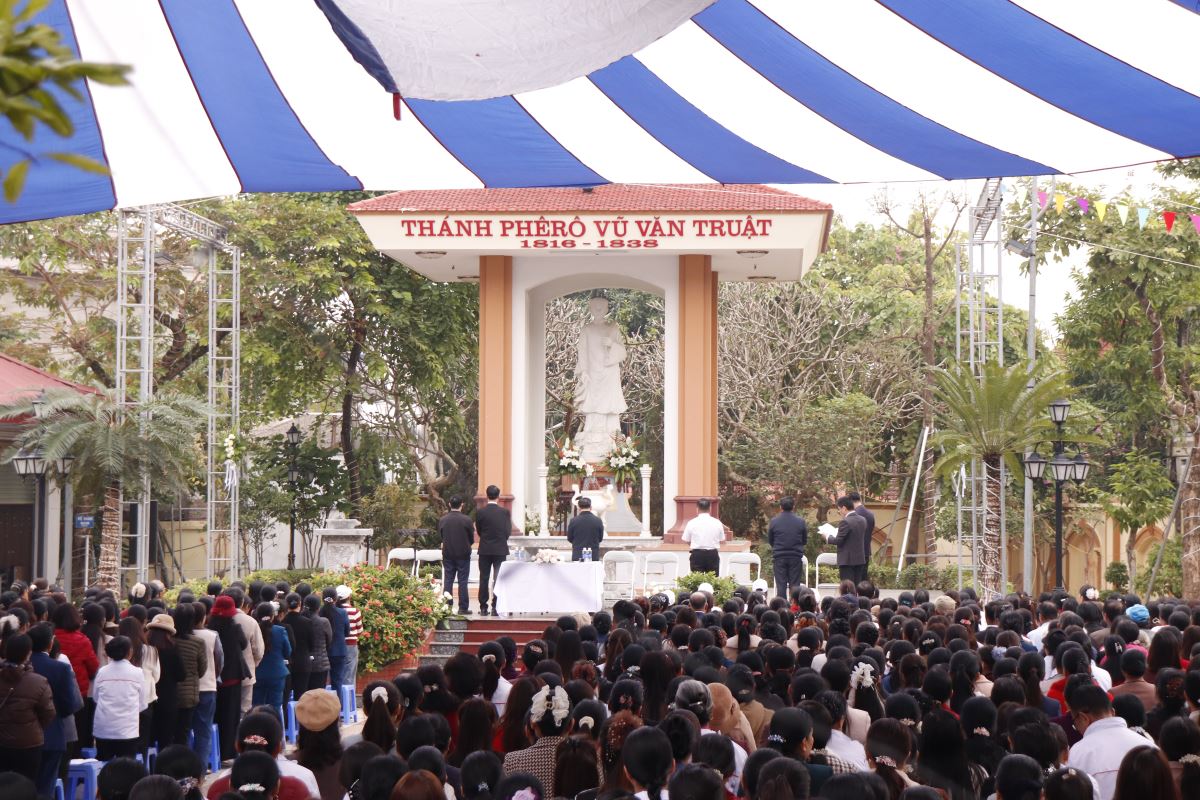 Quý cha cùng các tham dự viên sốt sắng xin ơn Chúa Thánh Thần