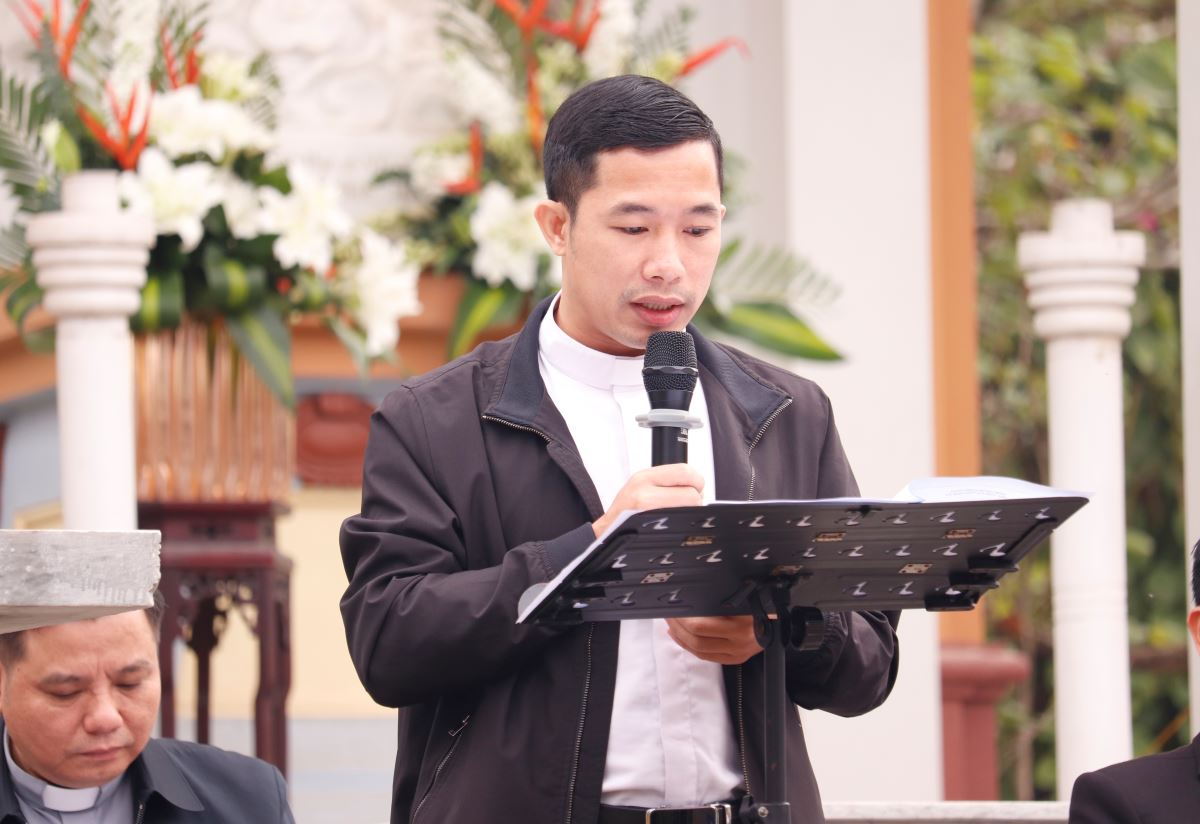 Cha Giuse Lương Văn Thủy - Thư ký UBGLĐT đọc bản báo cáo tổng kết