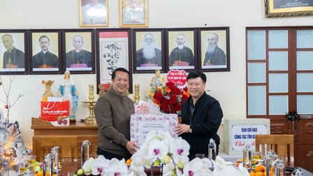 Giáo Xứ Mộc Châu Đón Tiếp Đoàn Lãnh Đạo Các Cấp Đến Chúc Mừng Ngày Đại Lễ Giáng Sinh 2025