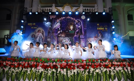 Giáo xứ Vĩnh Lộc: Ánh sáng huy hoàng đêm Giáng Sinh 2025