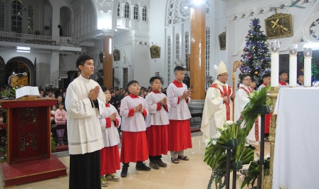 Đức cha Phaolô Nguyễn Quang Đĩnh thăm mục vụ và chủ sự Thánh lễ Giáng Sinh tại Giáo xứ Yên Bái