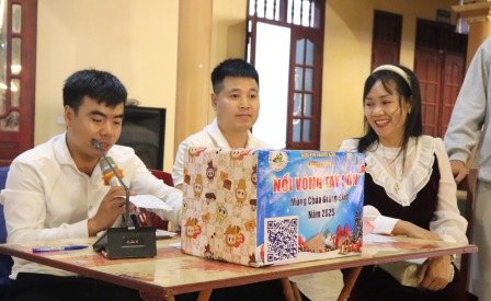 Niềm vui Giáng Sinh đến với người nghèo tại Giáo xứ Hoàng Xá qua chương trình “Nối Vòng Tay Lớn”