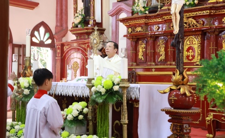 Giáo xứ Vĩnh Lộc chầu Mình Thánh Chúa thay mặt Giáo phận