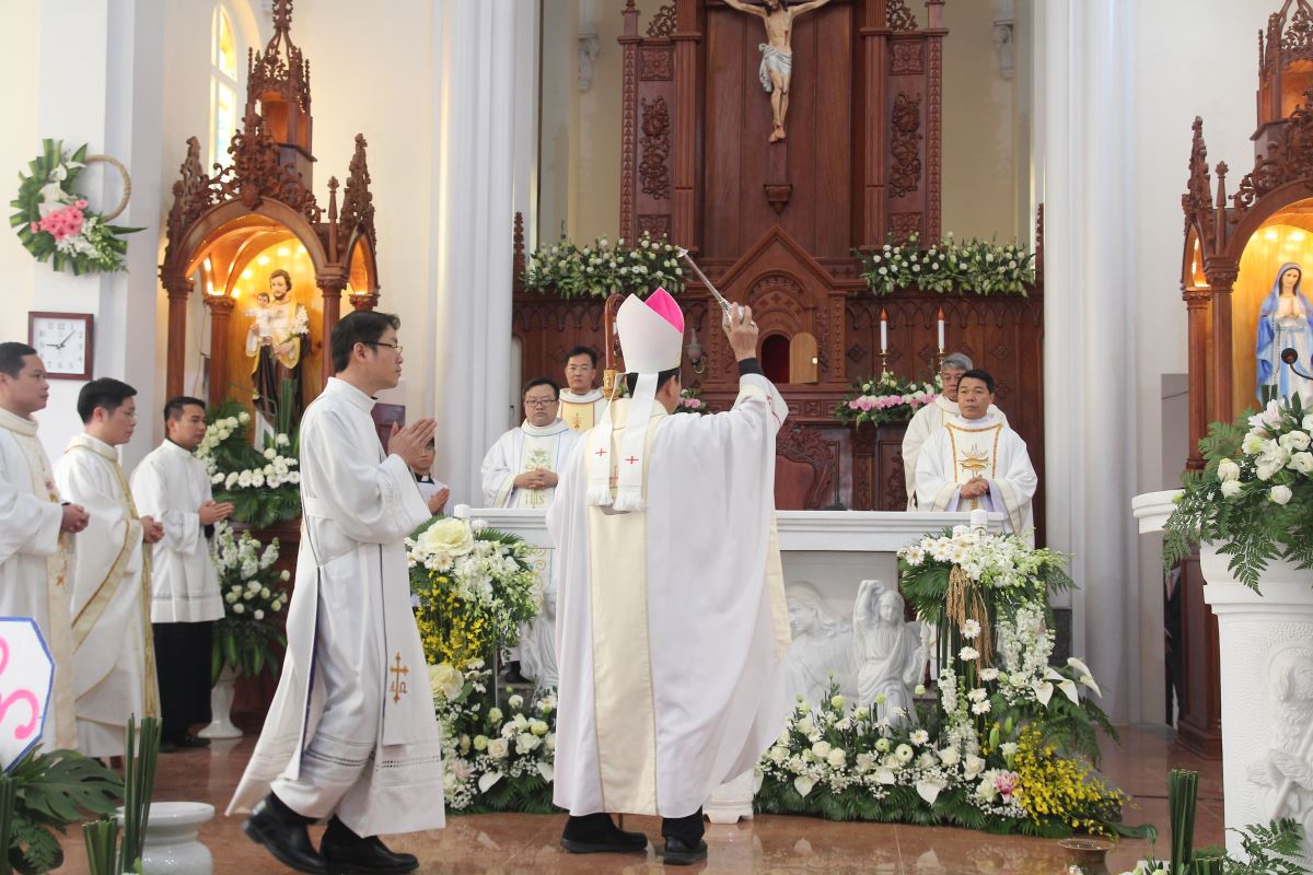 Đức Cha đã cử hành nghi thức làm phép nhà thờ, rảy nước thánh