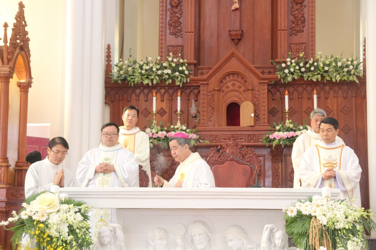 Đức Cha xông hương bàn thờ