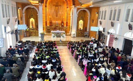 Giáo Họ Phú Châu Long Trọng Chầu Thánh Thể Thay Mặt Giáo Phận