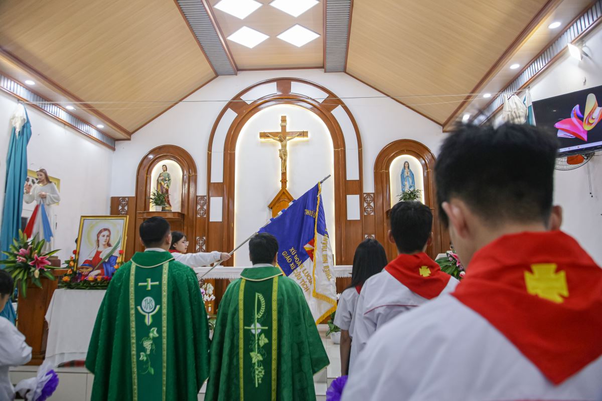 Trao cờ đoàn cho Đoàn trưởng và nghi thức chào cờ