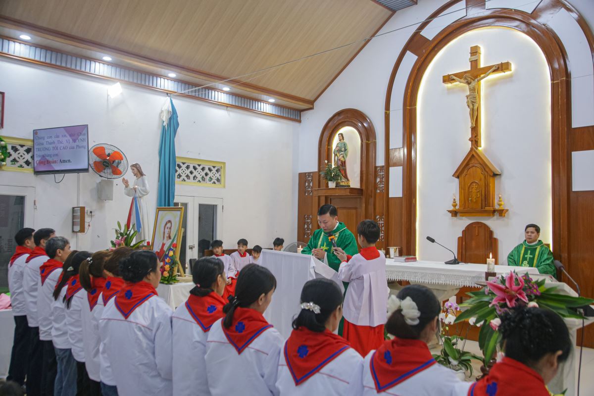 Tuyên hứa và trao khăn cho trợ tá