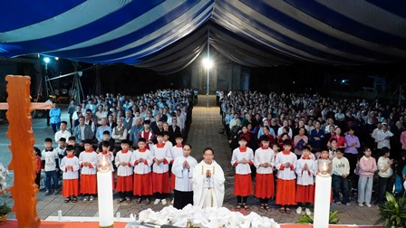 Giáo xứ Phù Lao: Giờ Chầu Tạ Ơn và Thánh Lễ Giao Thừa