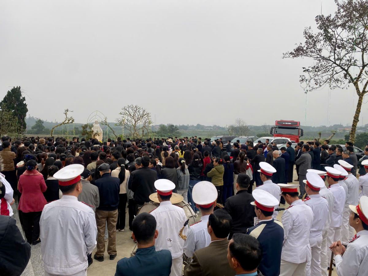 Cộng đoàn viếng Đức Mẹ