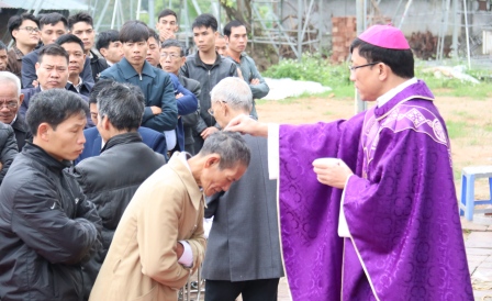 Đức Cha Phụ Tá Phaolô Nguyễn Quang Đĩnh cử hành Lễ Tro tại Giáo xứ Yên Tập