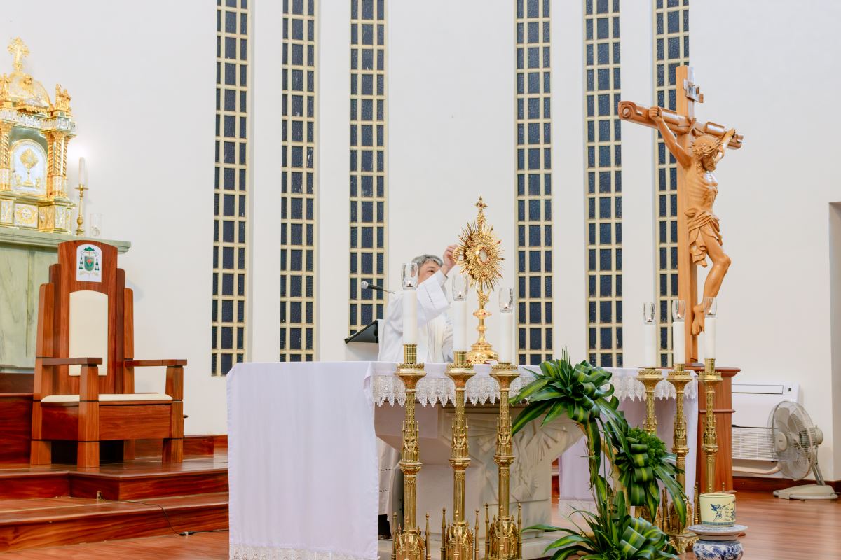 cha xứ Giuse Nguyễn Đình Tuyến long trọng đặt Mình Thánh Chúa, khai mở ngày Chầu