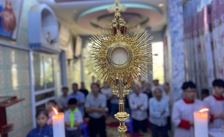 Giáo điểm Văn Sơn - Chuẩn xứ Văn Bàn Chầu Thánh Thể thay mặt Giáo phận