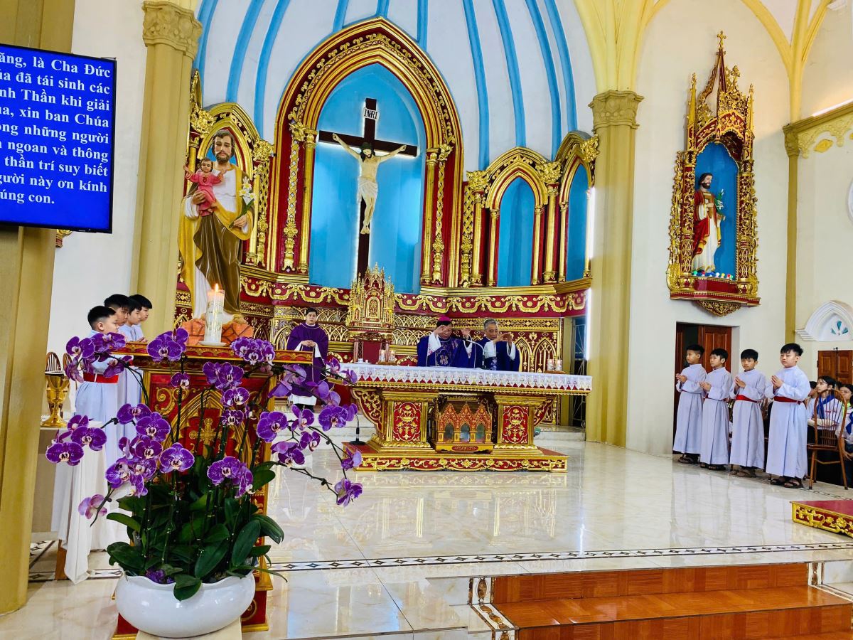 Đức cha đặt tay cầu nguyện