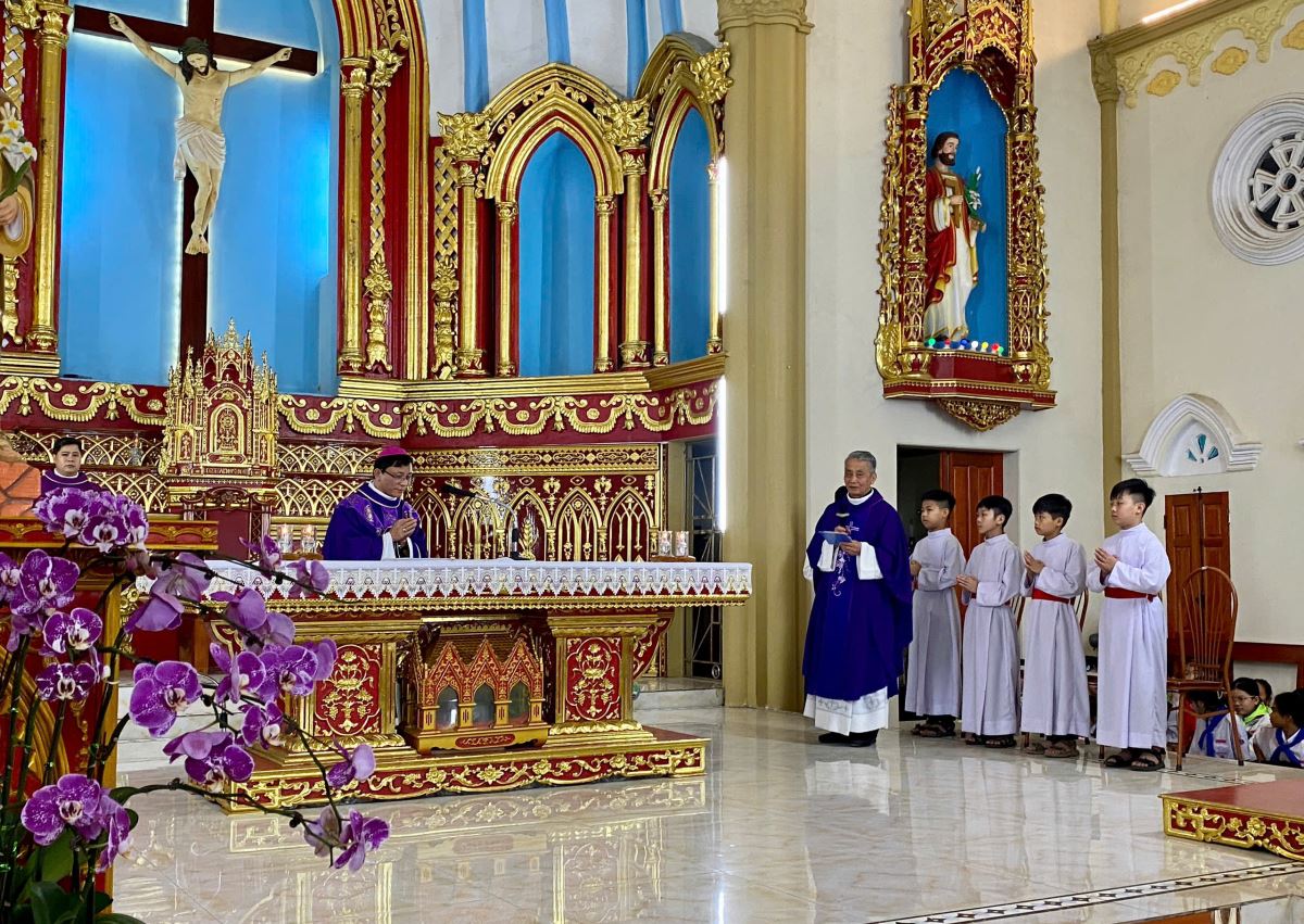 Cha xứ Phanxicô Xaviê Nguyễn Văn Thái giới thiệu với Đức cha các em đủ điều kiện lãnh nhận bí tích