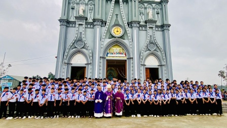 147 em thiếu nhi lãnh nhận Bí tích Thêm Sức tại Giáo xứ Lã Hoàng