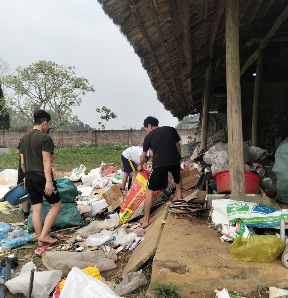 Giới trẻ Giáo xứ Ro Lục thu gom ve chai