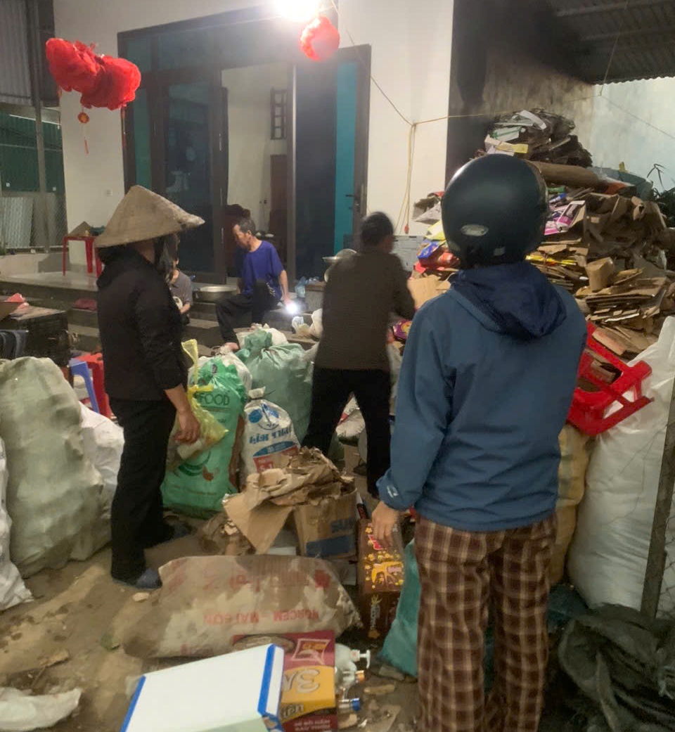 Giới trẻ Giáo xứ Văn Bán thu gom ve chai