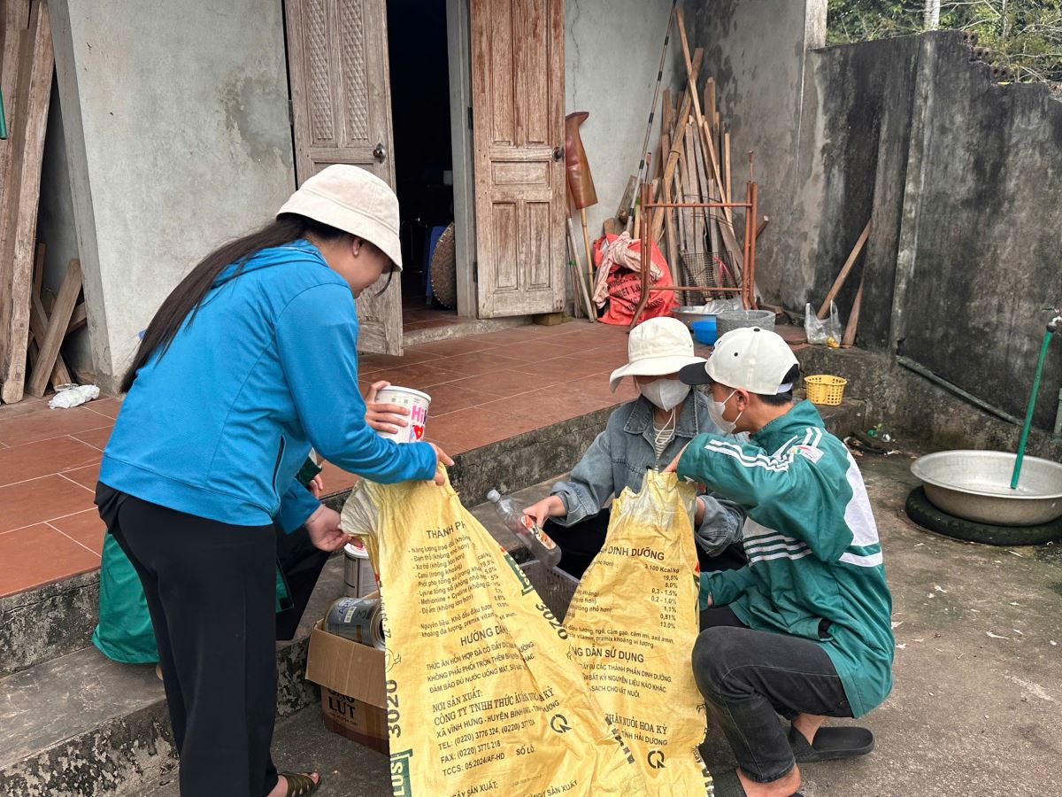 Giới trẻ Giáo xứ Yên Tập thu gom ve chai