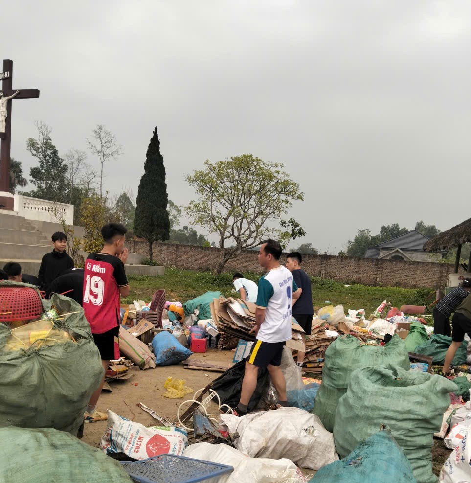 Cha Giuse Nguyễn Văn Chất hưởng ứng chương trình thu gom ve chai