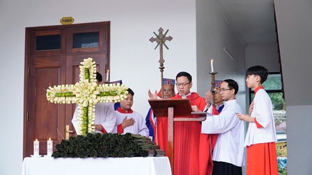 Thánh Lễ Lá Khai Mạc Tuần Thánh Và Thi Kinh Nguyện Tại Giáo Xứ Phù Lao