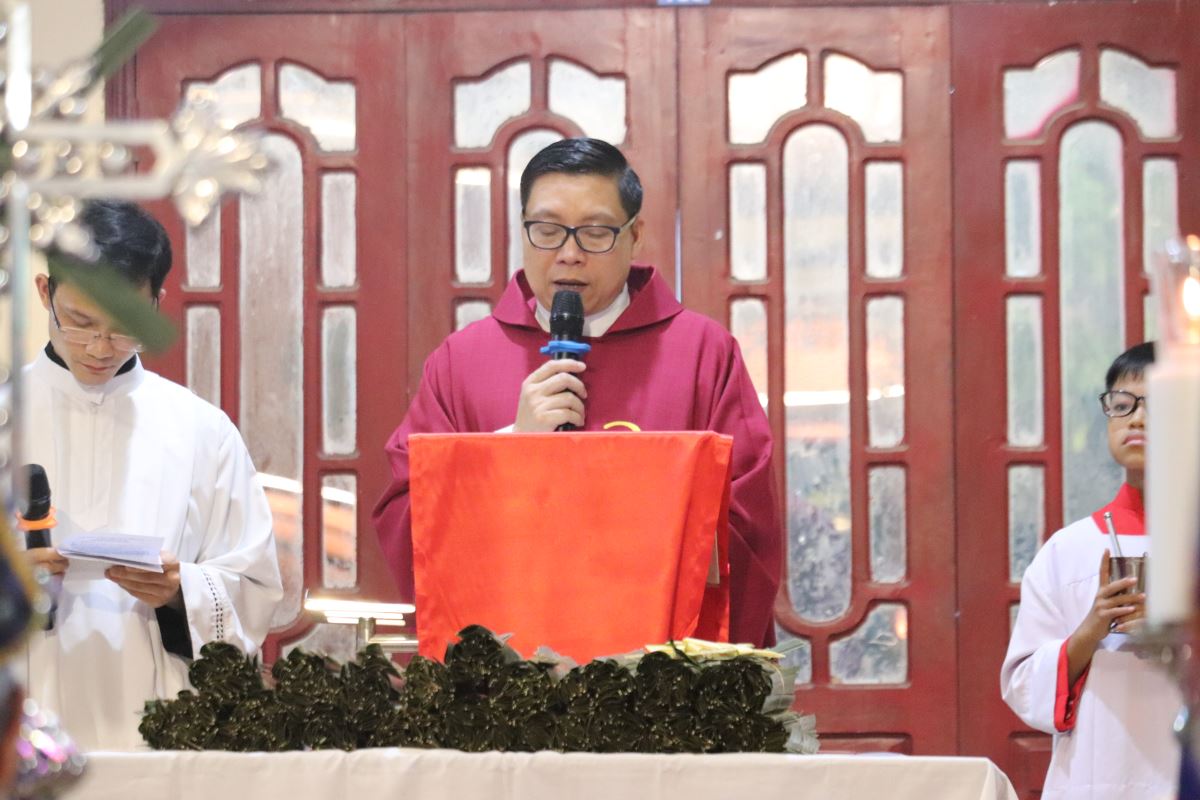 Cha xứ Antôn cử hành nghi thức làm phép lá