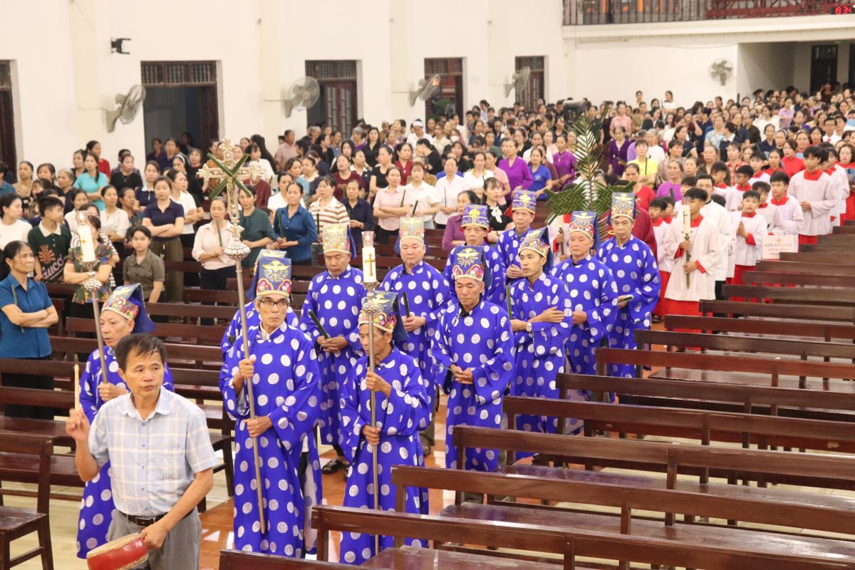 Đoàn rước trên tay cầm nhành lá tiến vào nhà thờ
