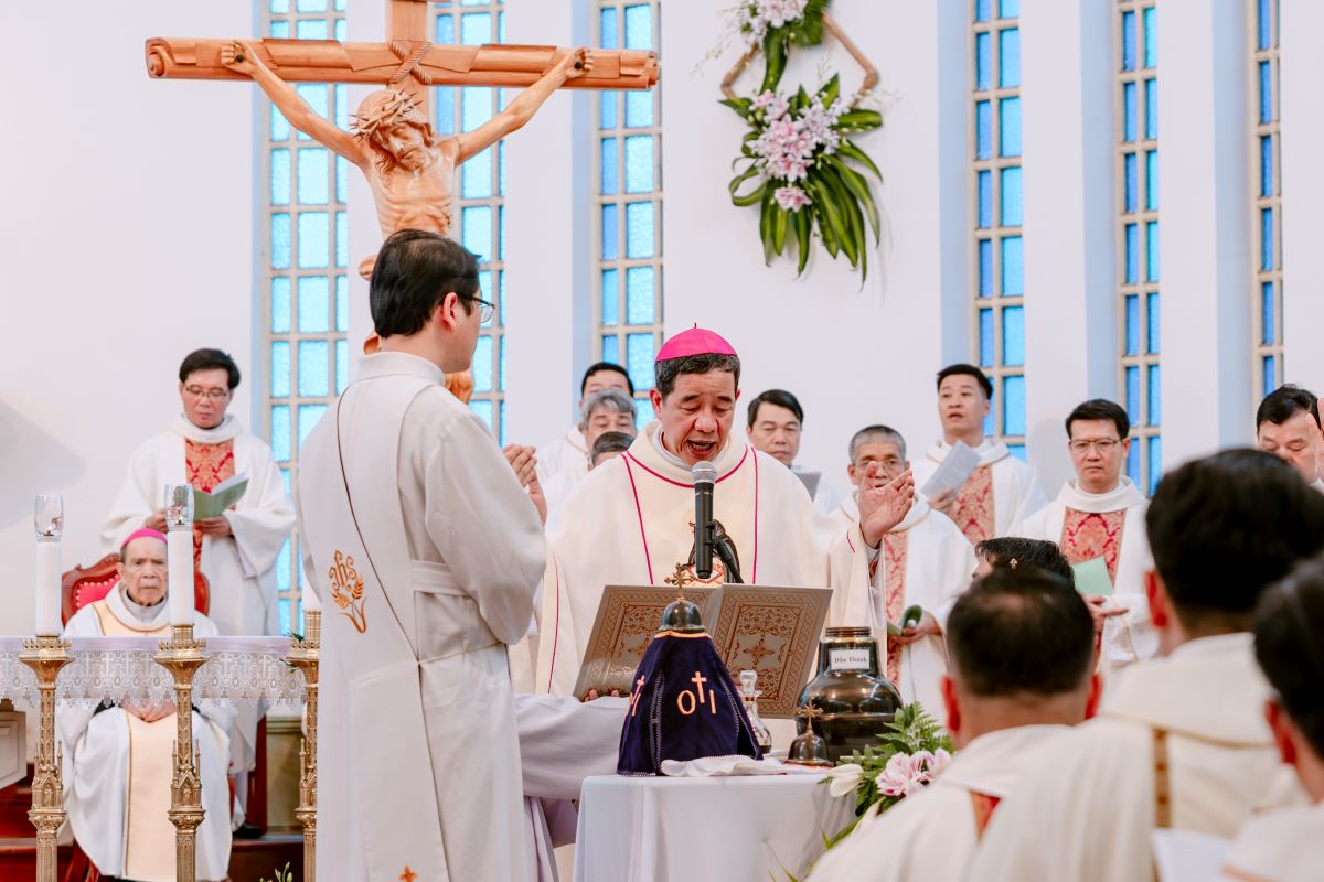 Đức Giám mục thánh hiến Dầu Thánh