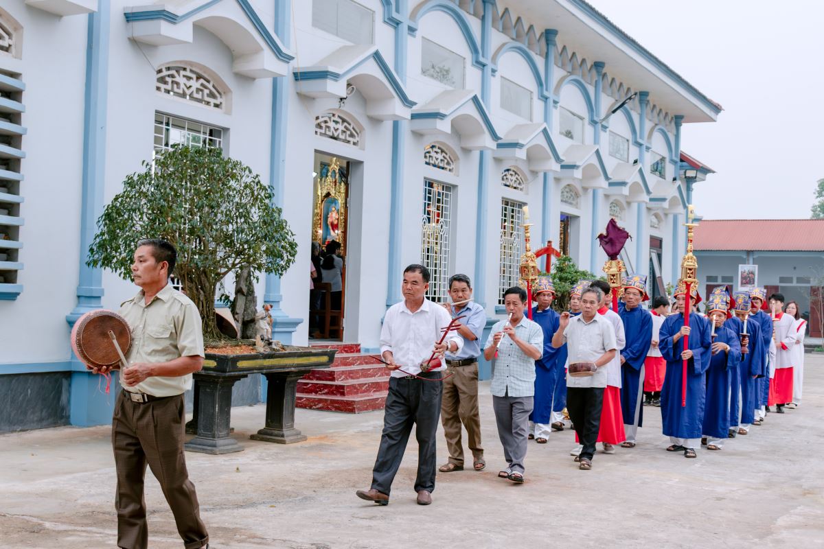Đoàn rước Thánh lễ Tiệc Ly - tiến vào cử hành mầu nhiệm tình yêu
