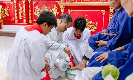 Thánh lễ Tiệc Ly tại Giáo xứ Đồng Cạn: Tưởng niệm tình yêu tự hiến của Chúa Giêsu