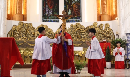 Giáo Xứ Cát Ngòi Cử Hành Thứ Sáu Tuần Thánh – Suy Tôn Thánh Giá Chúa Kitô