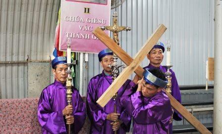 Nghi Thức Thứ Sáu Tuần Thánh Tại Giáo Xứ Trại Sơn