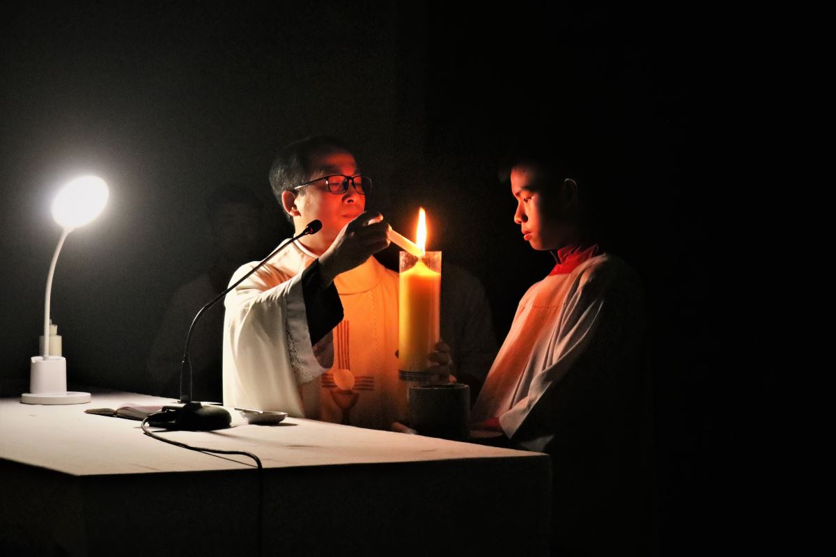 Nghi thức làm phép lửa mới và thắp Nến Phục sinh