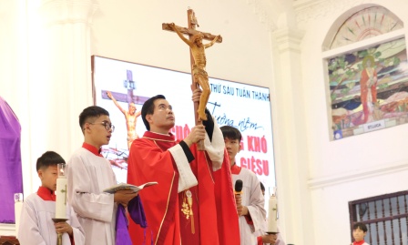 Nghi thức Phụng vụ Thứ Sáu Tuần Thánh tại Giáo xứ Hoàng Xá