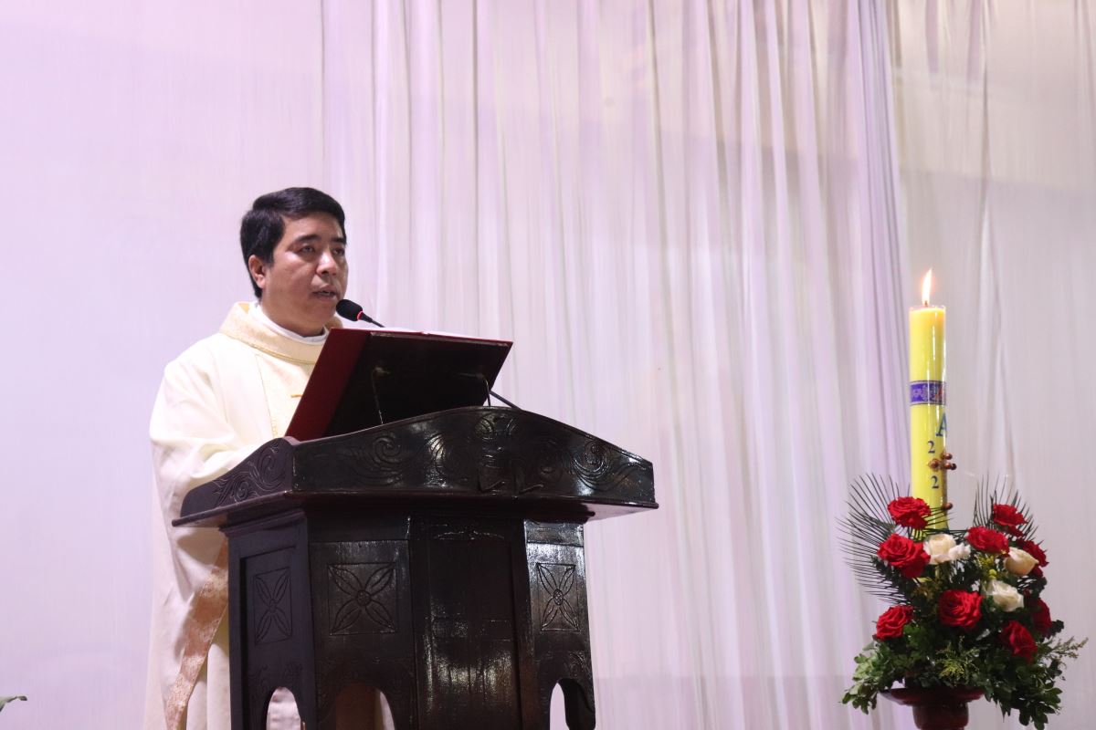 Cha chủ tế công bố Tin Mừng Phục Sinh