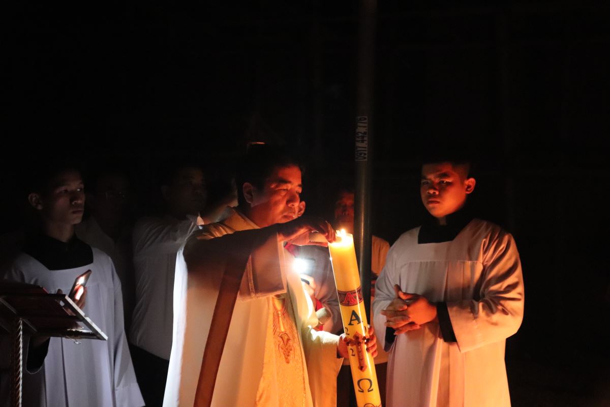 Cha Giuse cử hành nghi thức làm phép lửa mới và thắp lửa lên Nến Phục Sinh
