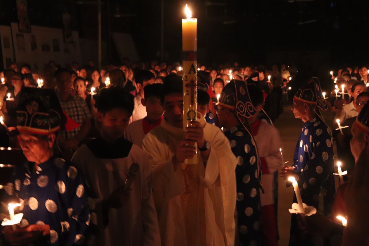 Nến Phục Sinh được long trọng rước lên cung thánh