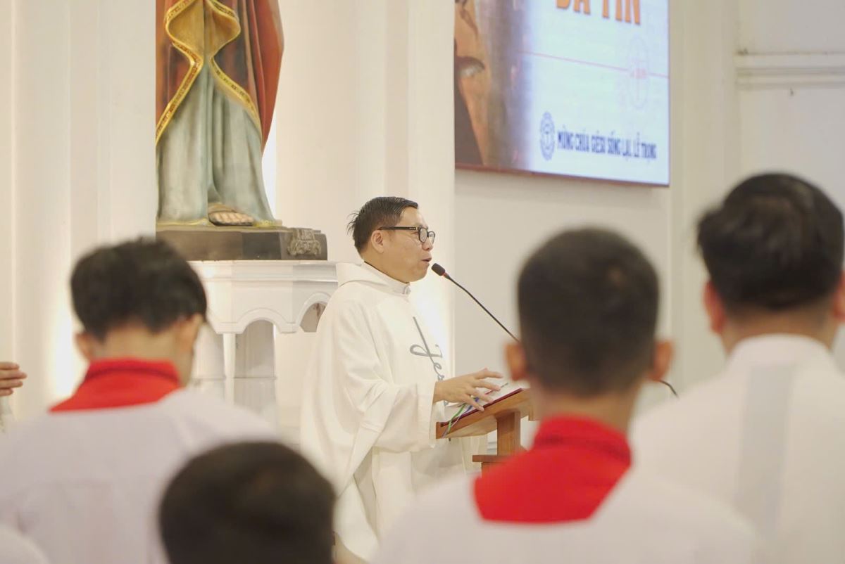 Cha Antôn ngỏ lời với cộng đoàn trước Thánh lễ