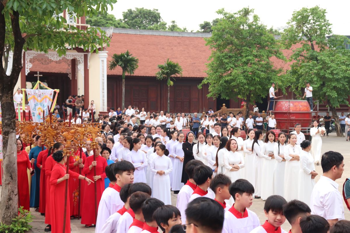 Cộng đoàn quy tụ tại tiền sảnh nhà mục vụ để khởi đầu cuộc rước kiệu Chúa Phục Sinh