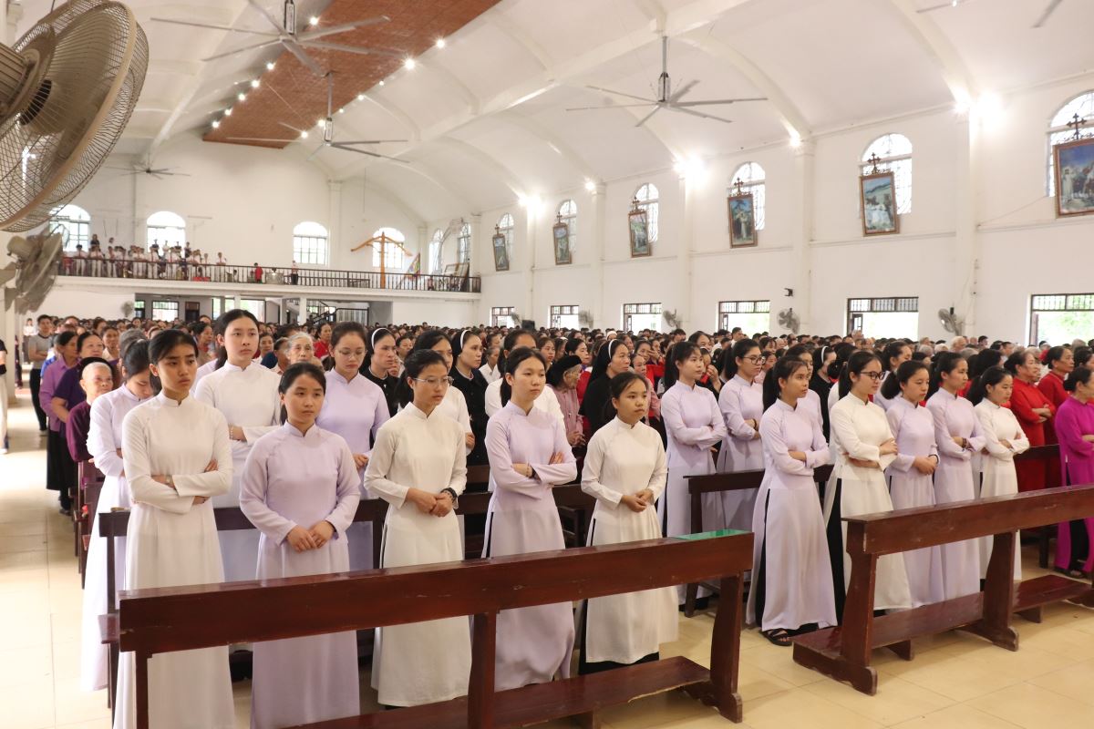 Cộng đoàn sốt sắng hiệp dâng Thánh lễ