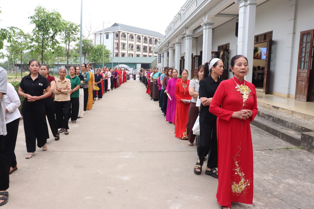 Cộng đoàn quy tụ tại tiền sảnh nhà mục vụ để khởi đầu cuộc rước kiệu Chúa Phục Sinh