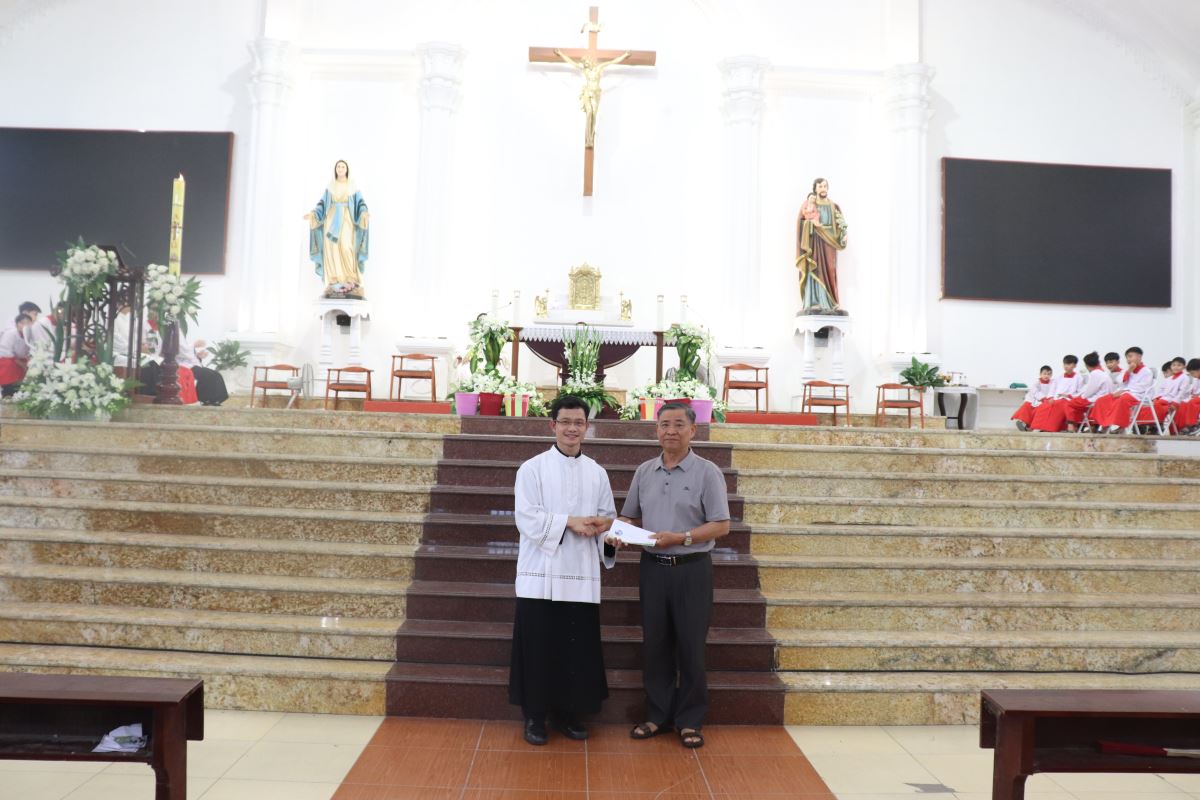 Trao quà lưu niệm