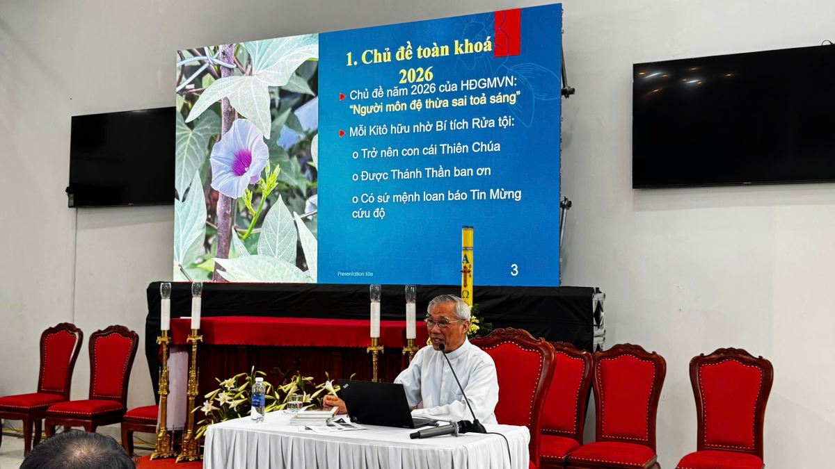 Cha giáo Antôn Nguyễn Ngọc Sơn giới thiệu chủ đề tuần thường huấn