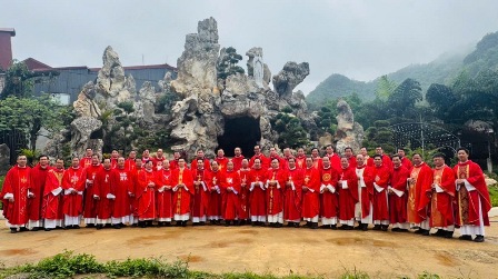 Quý cha Khóa VIII Đại Chủng viện Hà Nội mừng lễ quan thầy tại Nhà thờ Mộc Châu