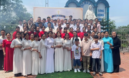 Nhóm Thăng Tiến Hôn Nhân Gia Đình Giáo Phận Hưng Hóa Họp Mặt Hành Hương Lãnh Nhận Ơn Toàn Xá Tại Nhà Thờ Giáo Xứ Phú Nghĩa