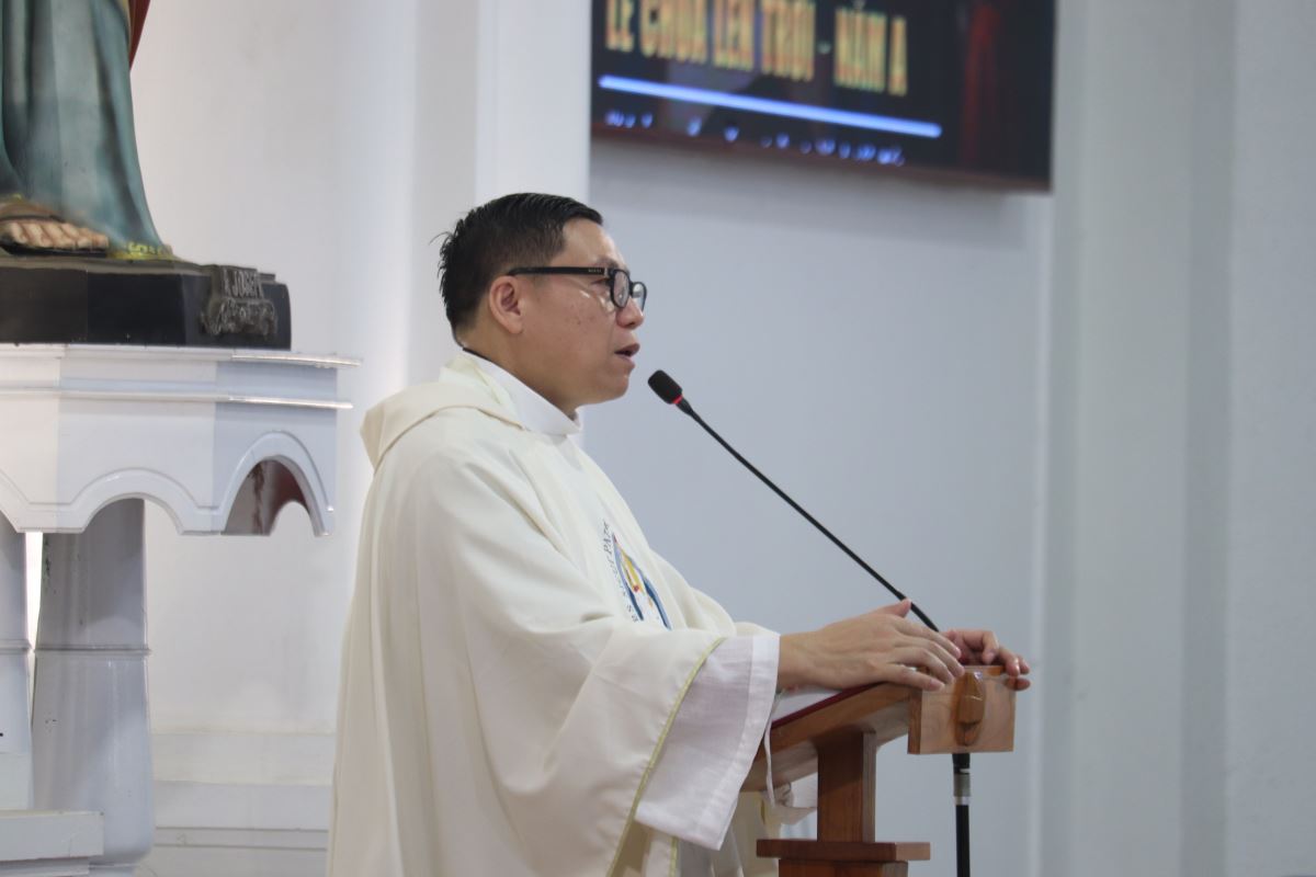 Cha chủ tế ngỏ lời với cộng đoàn 