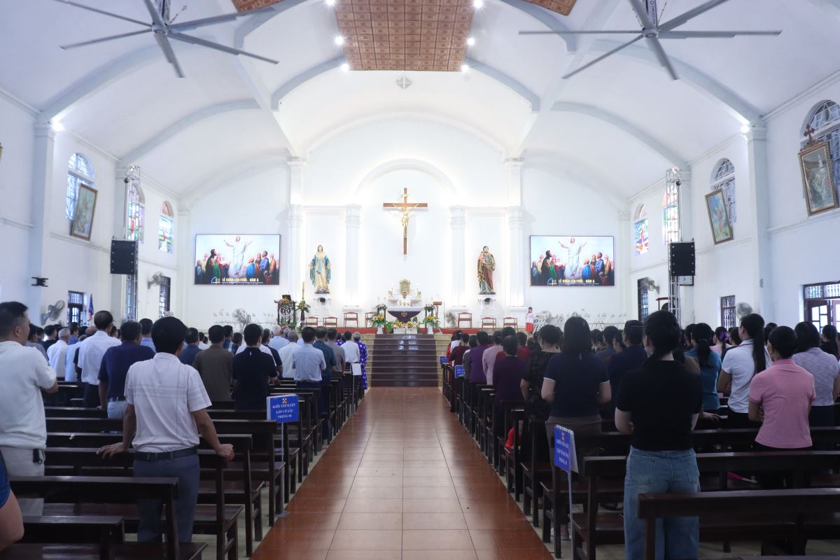 Cộng đoàn sốt sắng tham dự Thánh lễ